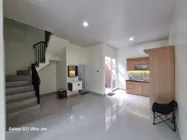Dijual rumah baru bangunan 3 lantai di greenwich bsd city