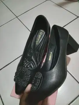 Sepatu genny uk 38 msh baru hak 5 cm