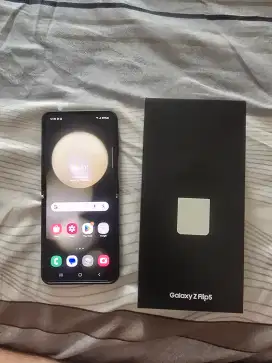 Samsung Galaxy Z Flip 5
8GB/512GB Cream Nego Halus
