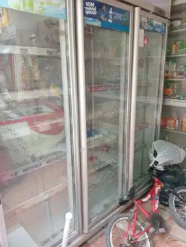 Showcase 3 pintu gea