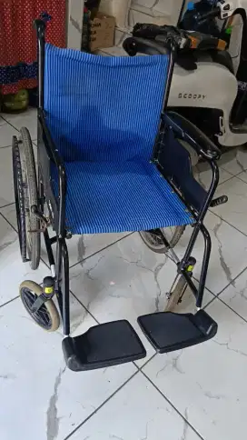 Kursi roda lansia
