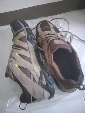 Sepatu gunung low. COLUM