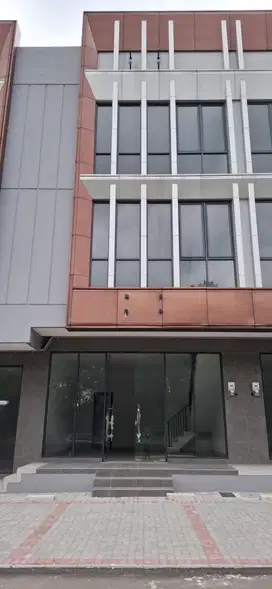 DIJUAL RUKO BARU 3 LANTAI DI BOULEVARD UTAMA KOTA WISATA, DEKAT TOL!
