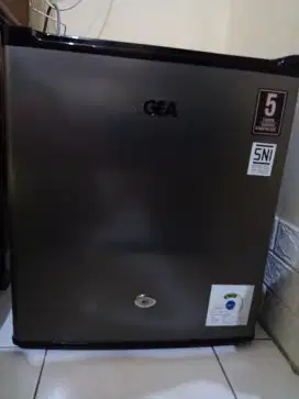 Kulkas mini refrigerator Minibar GEA GMB50 Bekas Berkualitas