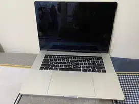 Macbook pro 2017 15 inch touchbar 16/256 intel I7 minus layar retak