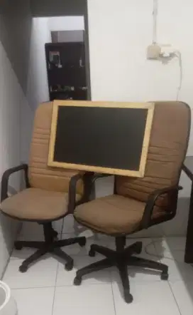 Kursi kantor dan papan tulis