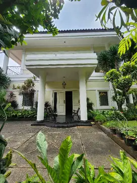DIJUAL RUMAH MEWAH SIAP HUNI KEBAYORAN BARU JAKARTA SELATAN.