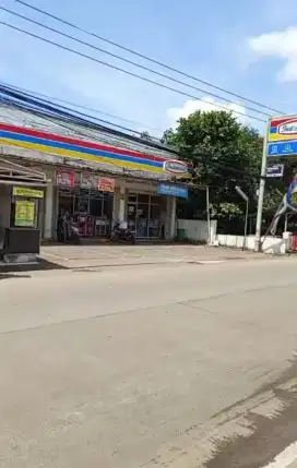 Ruko pinggir jalan Raya serang petir