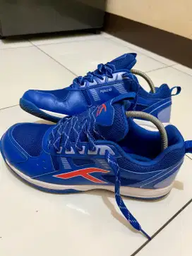 Sepatu badminton hundred size 43