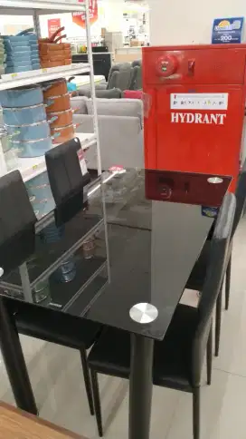 meja makan minimalis
