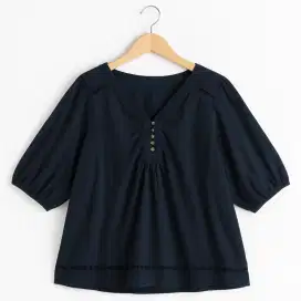 Blouse Wanita Hitam – V Neck Lengan 3/4 dengan Kancing Vintage