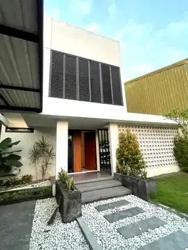 Rumah Modern Minimalis Halaman Luas di Cupuwatu