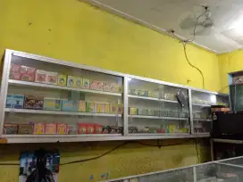 Etalase kaca dan meja