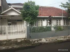 Rumah Lama Terawat Siap Huni Lokasi Pusat Kota di Sayap Pajajaran.