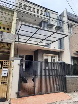Rumah Bagus Bebas Banjir Kondisi Rapi Plafon Tinggi Di Taman Ratu