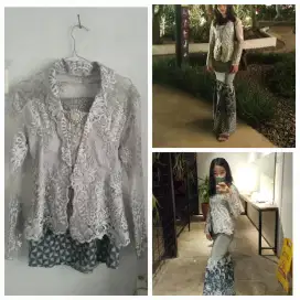 Satu set baju kebaya