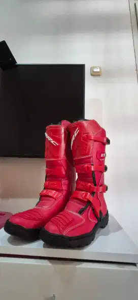 SEPATU BOOTS TRAIL ARC MERAH