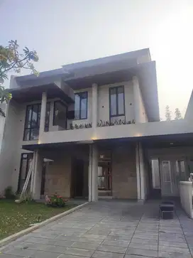 Rumah Mewah Brand New Swimming Pool di Lippo Karawaci Sentral