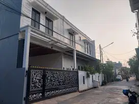 Rumah Mewah 2 Lantai Dengan Lokasi Strategis
