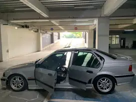 BMW 318i 1998 Bensin