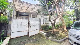 Rumah Lama Bangunan Terawat di Jl Dempo Lokasi Tenang