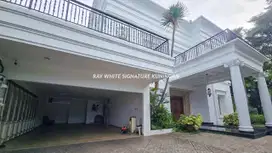 Rumah Mewah 2 Lantai Lokasi Prime di Jl Patra Kuningan Raya