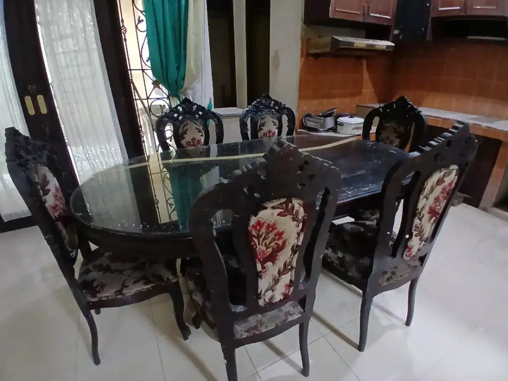 Meja dan kursi makan bagus