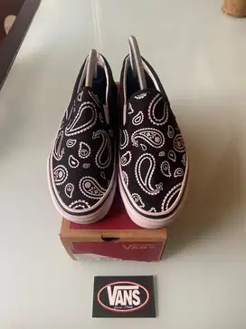 vans slip on paisley
