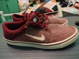 Sepatu Nike Warna Merah