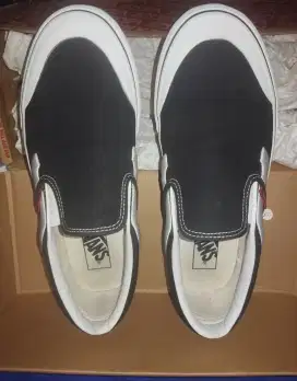 Vans slip on black