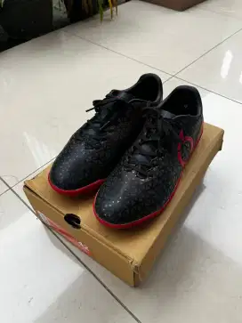 Sepatu Futsal OrtusEight Medians In Black/Ortred