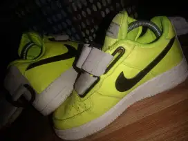 sepatu olahraga