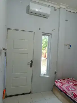 Kost pintu bebas