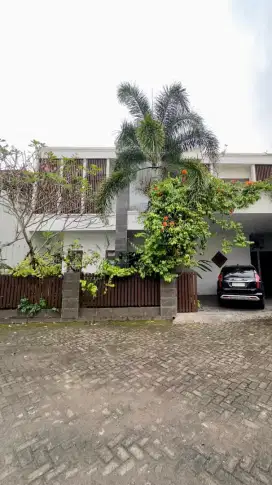 DI JUAL RUMAH MEWAH JALAN FLAMBOYAN HARGA NEGO