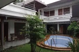 JUAL RUMAH KLASIK KOLONIAL Rumah StrategisSayap dago, Bandung
