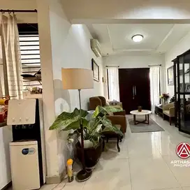 RUMAH ASRI DAN NYAMAN DENGAN BANGUNAN 3 LANTAI
