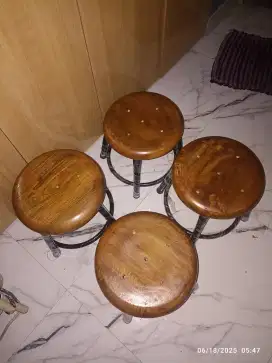 Kursi kecil kayu