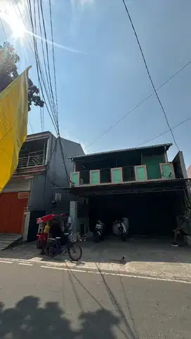 Karyawan Laundry Setrika Uap Thriftiing