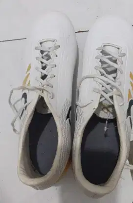 Sepatu bola nomor 41