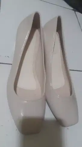 Sepatu hak jelly beli malahan kekecilan blm dipakai jual rugi aja