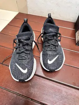 Nike Invincible Run 3/hitam-putih/45,5 = 29 cm