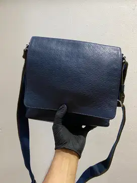 Tas selempang kulit salvatore ferragamo emboss logo navy original