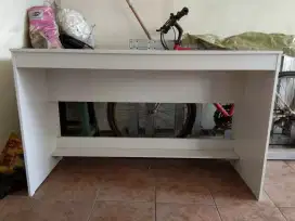 Meja kerja Pira Aruna Putih
