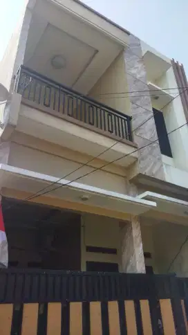 Dijual murah rumah serasa baru  2 lantai