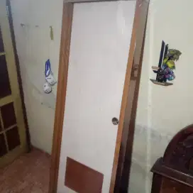 Pintu kamar mandi