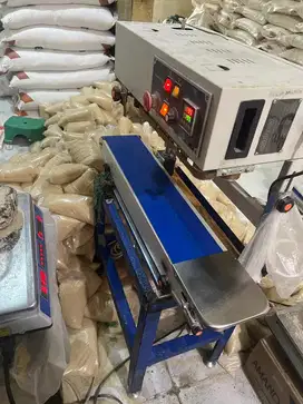 Cewek serabutan untuk packing gula