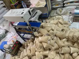 Cewek serabutan untuk packing gula