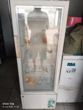 Di jual cepat showcase 3 rak plus antar