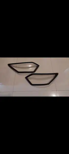 Garnish cover lampu depan untuk calya dan sigra