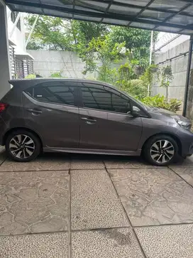 Dijual Brio matix type RS warna abu-abu dipakai sendiri.